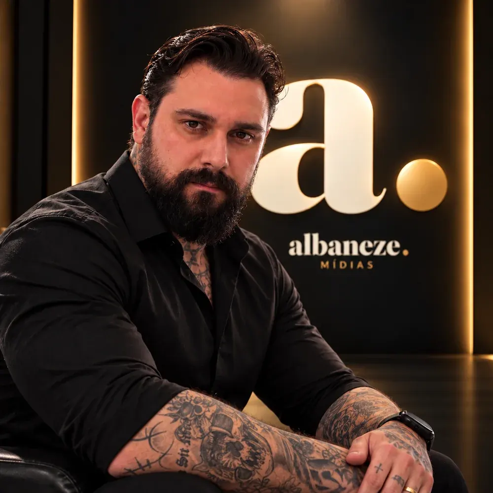 David Albaneze, Estrategista de Crescimento, diante do logotipo da Albaneze Mídias